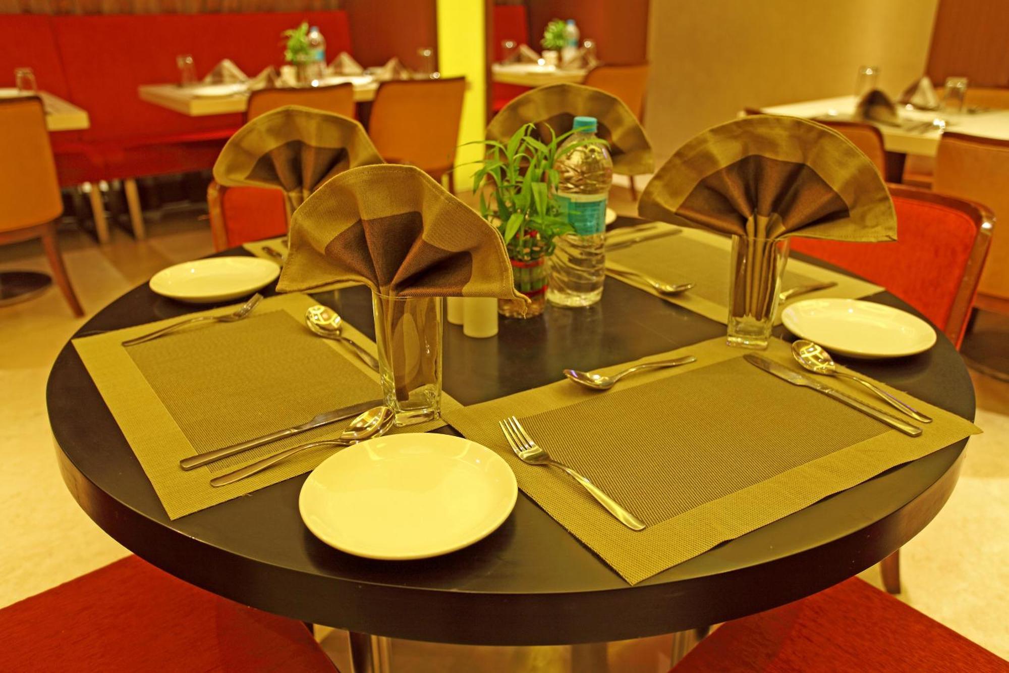 Comfort Inn Legacy Rajkot Restaurante foto