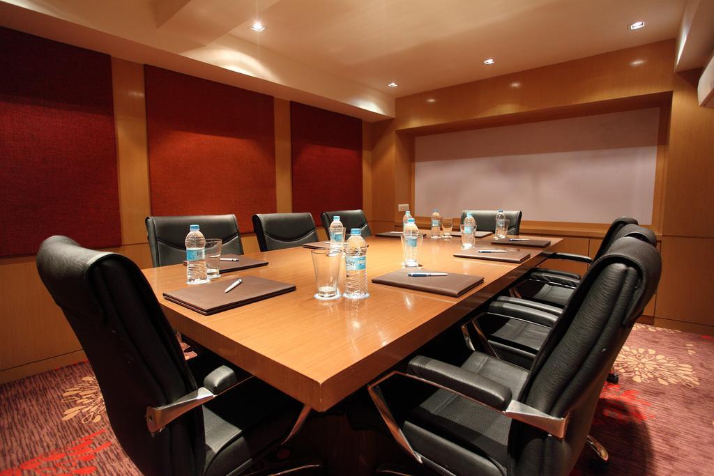 Comfort Inn Legacy Rajkot Exterior foto